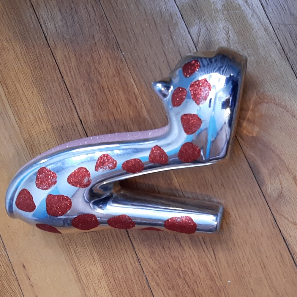 Stiletto heart bud vase